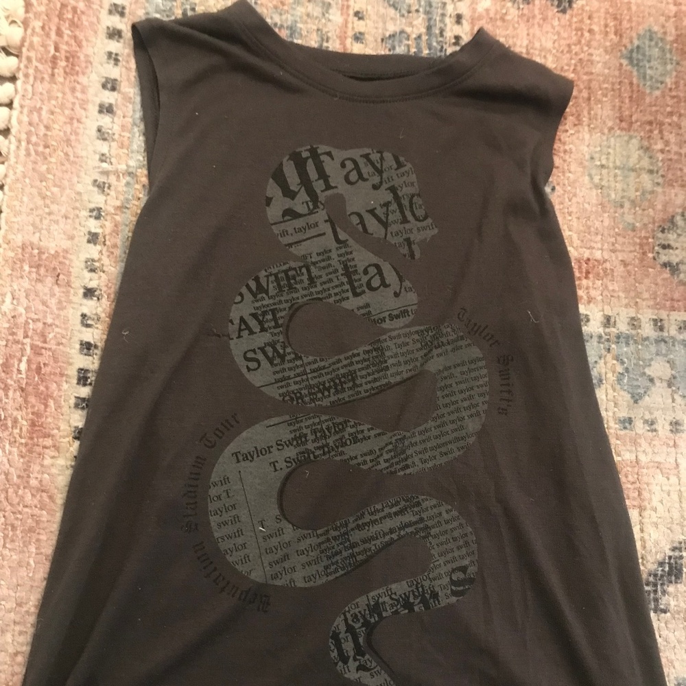 Taylor Swift reputation tour tank top, size m color black.